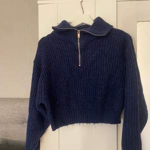 En marinblå jättefin croppad stickad tröja från GinaTricot med en halv dragkedja. Storlek S. Nypris 400 säljes för 100 kr+frakt