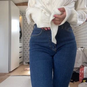 Midwaist jeans - Jeans med medelhög midja i en fin djupblå färg, ganska stretchiga så de formar väldigt bra. Köpta second hand, men det står att de är från Kappahl. Jag är 163cm och har vabligtvis 26/31 i jeans. Säljer endast till ett bra pris.