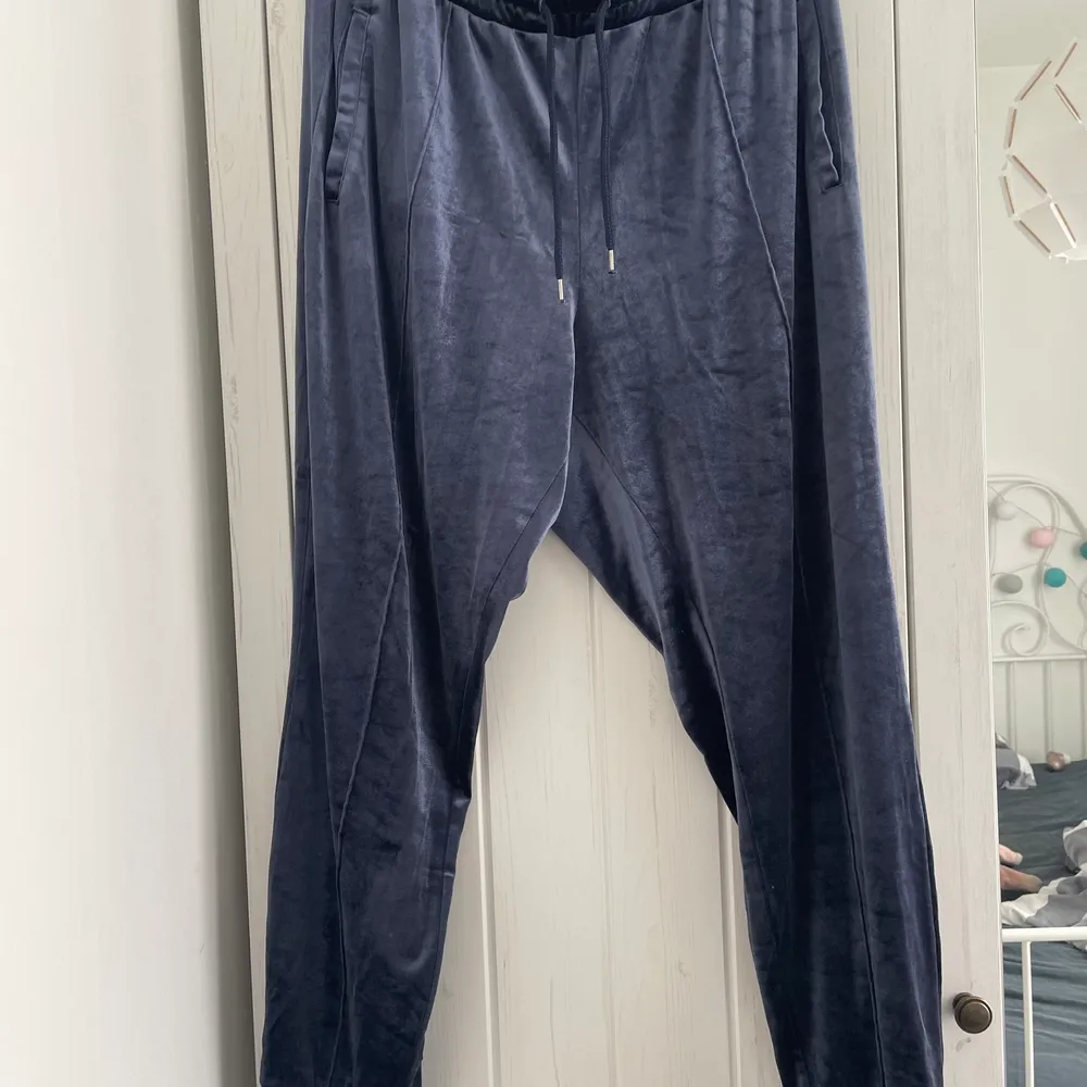 dark purple sweatpants in veloure from Monki. two side pockets and drawstring at the elssticated waistline.. Övrigt.