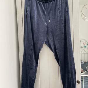dark purple sweatpants in veloure from Monki. two side pockets and drawstring at the elssticated waistline.