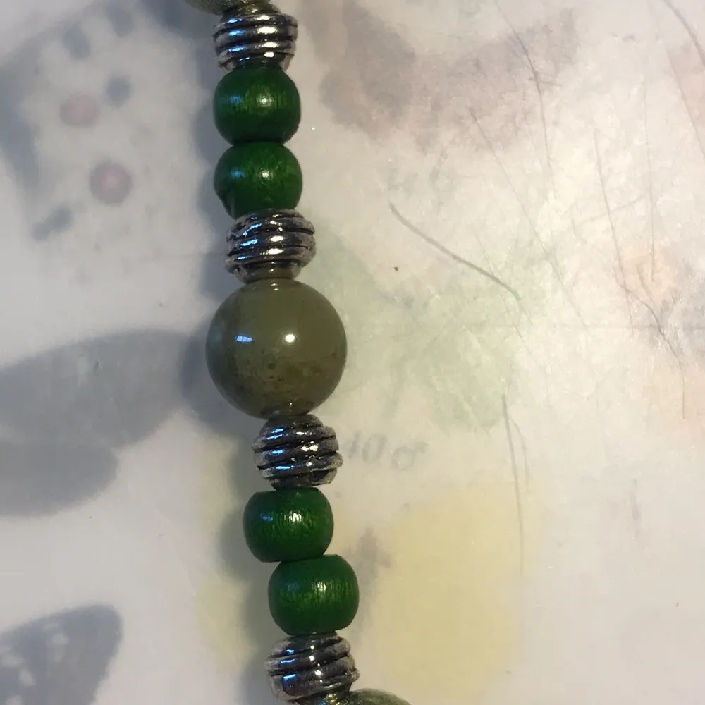 Ett grönt armband som jag gjort själv. Maxlängden är 20cm. Om du önskar att jag ska lägga till/ta bort några länkar är det bara att säga till :) Tre pärlor är halvädelstenar.. Accessoarer.