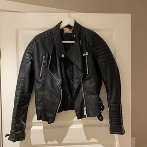 Skinnjacka  - Skinnjacka från chiquelle 100 kr + frakt eller mötas upp❤️‍🔥 storlek 38 men jag skulle säga att den är mer som en S!