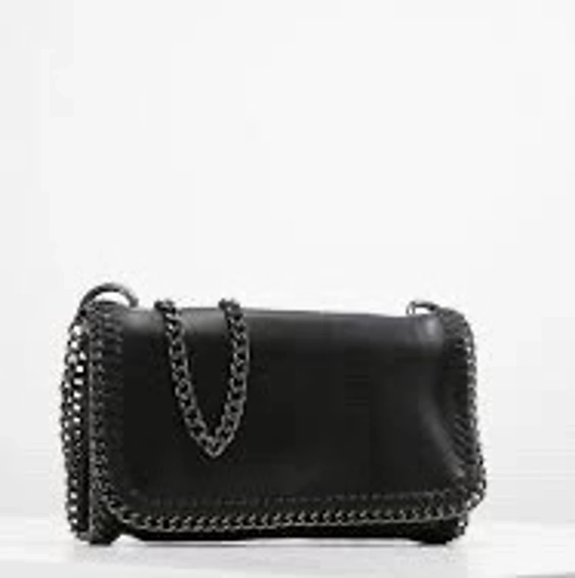 Svart axelremsvĂ€ska đ