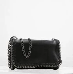 Svart axelremsväska 💗 - Säljer denna slutsålda axelremsväskan i nyskick som är knappt använd😇💗 frakt ingår inte i priset som är 39 kr.