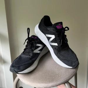 New Balance  - New Balance skor i storlek 40.5.  Fint skick, mycket skön passform  