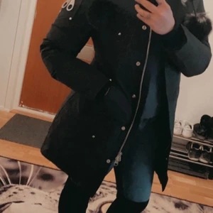 Moose Knuckles  - Supervarm  vinterjacka använd max 2 gånger,jätte bra skick.Jag säljer på grund av storleken passar inte mig det är slim fit-modell str M/L 