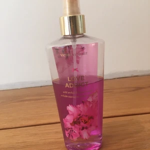 Victoria secret mist - En mist från Victoria secret som heter love addict. Den är använd men mer än halva flaskan är kvar. Jag tycker den doftar blommigt, sött, citrus, friskt, och lite doften efter regn. 