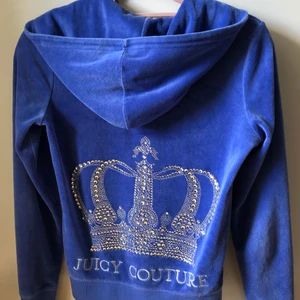Juicy Couture tröja  - Blå Juicy Couture tröja i gott skick, inprincip alla stenar är kvar förutom 1. 