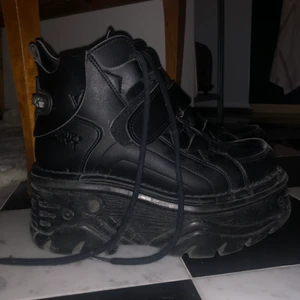 New rock chunky platår boots. - Dessa har vart mina favorit skor under förra året men är inte min stil längre. Jättesköna! (Tvättar de innan jag säljer ofc) mittenbilden är ifrån när de va nyköpta. Nypris 2300