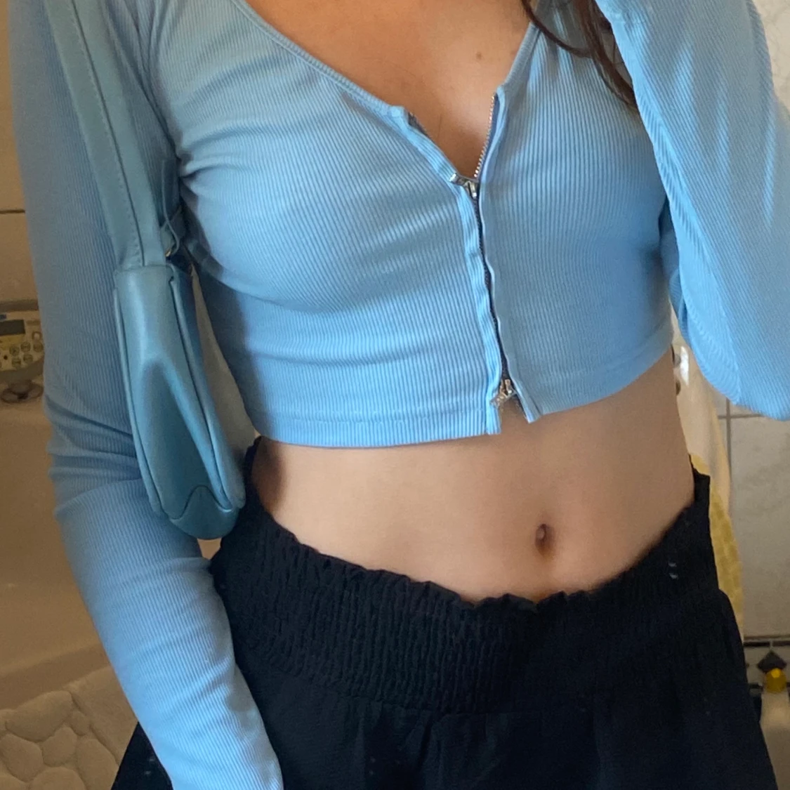 3 toppar + en väska  - 90