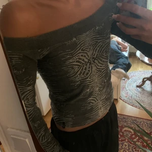 Off shoulder - Osäker på märke men super cool off shoulder med rhinestones