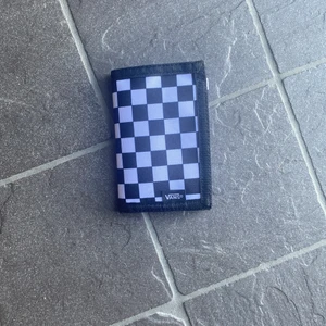 Vans plånbok slipped wallet - Nu säljer jag min Vans plånbok. Den är aldrig använd. Ny pris 249. Köparen står för frakten.