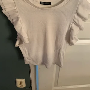 Tröja zara - Säljer denna tshirt från zara med puffärmar. Säljer pga att den inte används eftersom att det inte längre är min stil. Strl m men passar mig som brukar ha xs/s