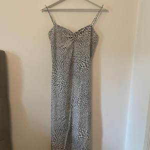 Midilång klänning - En midiklänning från berskha som är oanvänd då den är för liten för mig, den har en öppning på ryggen och en slits på sidan💕 köparen står för frakten