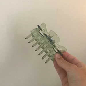 HårKlämma🥂😽 - Säljer denna ur snygga hårklämma helt ny och oandvänd och väldigt bra skick kommer packas i bubbelplast så den inte går sönder i posten👸❤️❤️