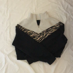 Sweatshirt med dragkedja  - Sweatshirt med dragkedja från hm i stl s men passar xs. Använd mycket och är därför lite sliten på vissa ställen, säljer för 50kr+frakt. Meddela gärna om du har några frågor❣️