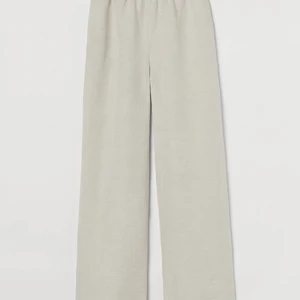 Linnebyxor från HM - Säljer ett par beige linnebyxor från HM i storlek XS, endast använda 2 gånger, så de är i nyskick. Passar folk mellan 160-167 ca. (Men är såklart en smaksak) 