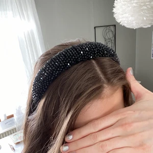Glittrigt hårband - Jätte fint svart hårband, säljer då de inte kommer till användning. Den har en pärla som är produktionsfel, men inget jag har tänkt på när jag haft den på mig❤️ Den väger 110g därför frakten blir 52kr:(