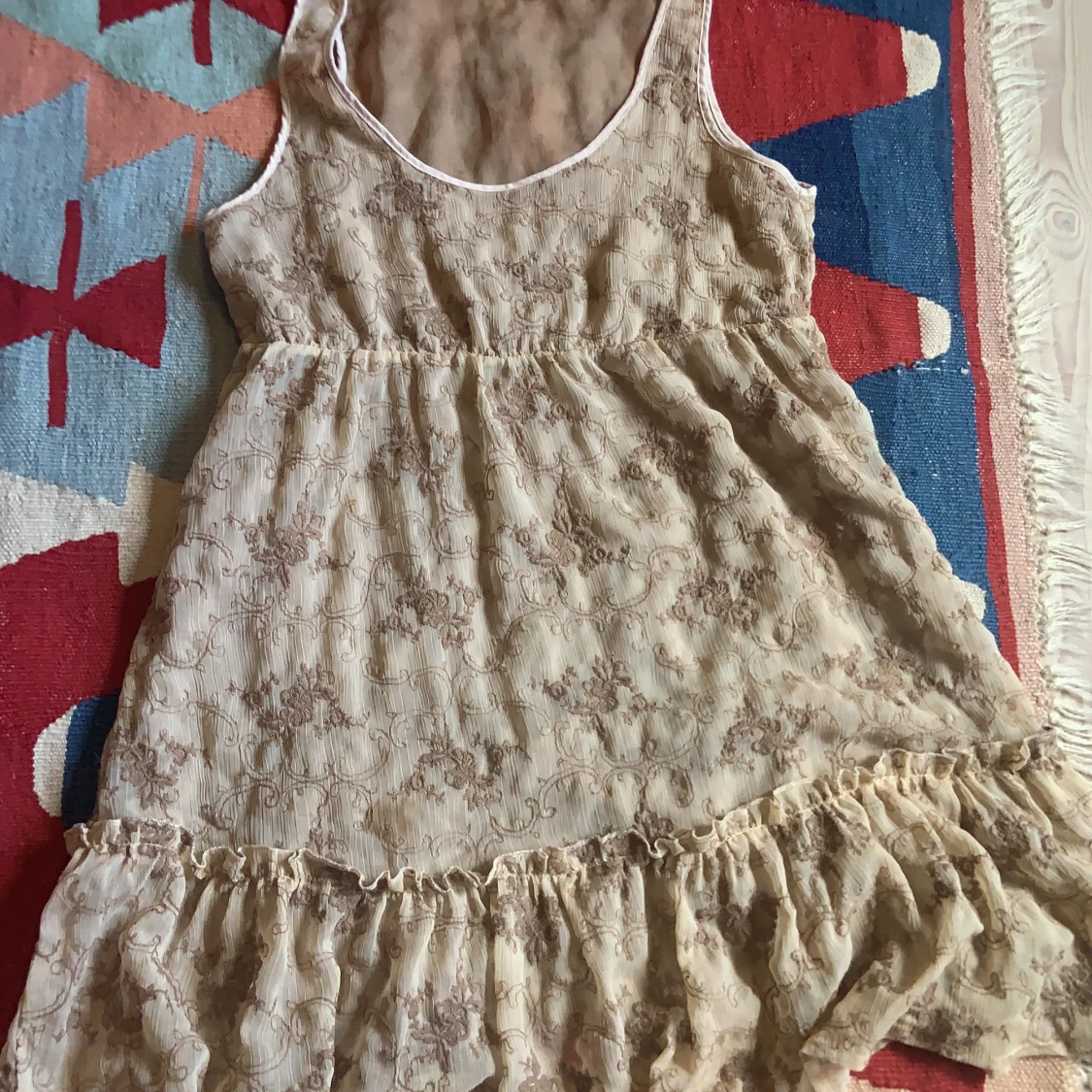 Klänning med volanger