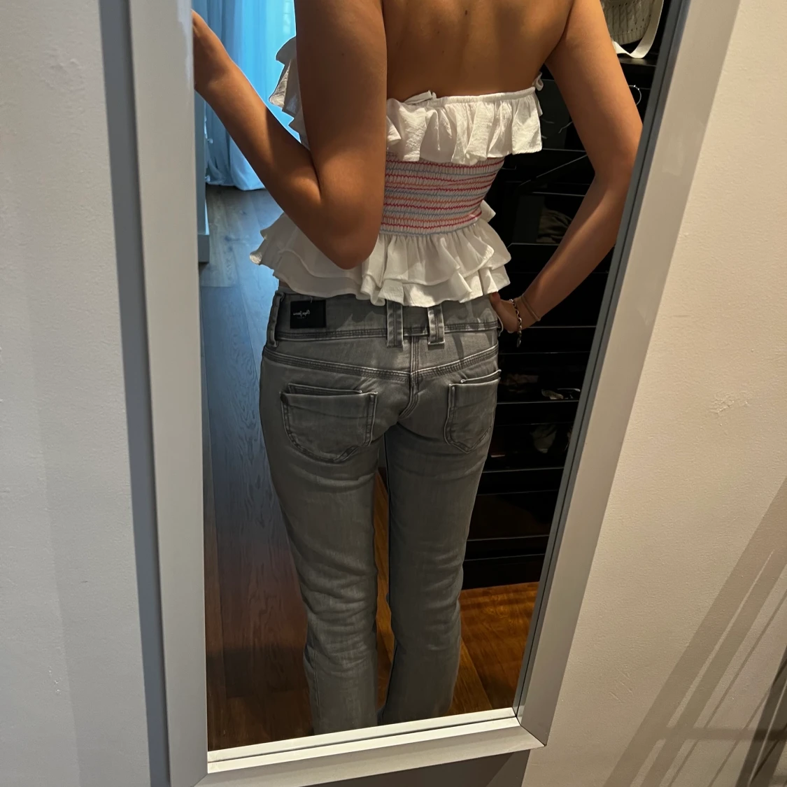 Vit topp med volanger  - 90