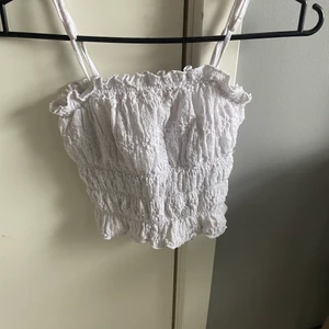 Linne - En jätte gullig topp/linne från bikbok tyvär så är lappen borttagen från tröjan men den är storlek xs och väldigt fin skriv för fler bilder