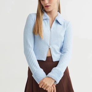 H&M Faux fur collar cardigan - Beställde hem för jag tyckte den såg cool ut, men kom senare på att den inte passade min stil. Helt oanvänd och nytt skick.