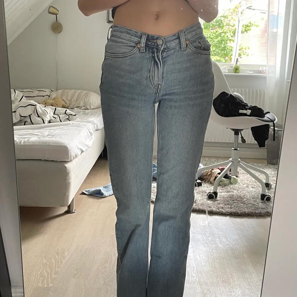 Säljer jeans från weekday, andvända ca 10 ggr, funkar perfekt för mig som är cirka 160 lång. Köpte i våras för 500 kr. Buda från 200 + frakt. Inga fläckar eller dåliga sömmar. . Jeans & Byxor.