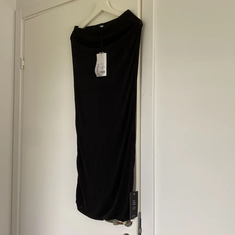 Här är kjolen som matchar med den svarta toppen från NA-KD x Ida Zeile. Köpt för 349kr. Kjolar.