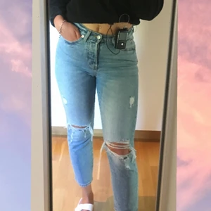 Jeans - Somriga, snygga jeans som är slitna vid knäna.  Knappgylf, något stretchiga samt normal midja. Strl: S, men Funkar till M. OBS! Cirkapris på frakten, kostnad kan tillkomma. 