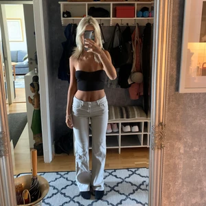 Jeans - ⚠️TRYCK EJ PÅ KÖP DIREKT⚠️ Jätte fina beige lågmidjade ish utsvängda byxor, sitter pefekt på mig som är 1,63, jättesköna & stretchiga😊