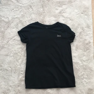 Svart love T-shirt  - Passar bra, inte använt så många gånger 
