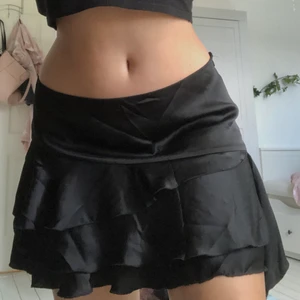 Superfin lågmidjad kjol weekday  - Säljer denna kjol då den inte kommit till användning. Den är storlek 44 men passar mig som är M om man vill ha den lågmidjad, hör av dig vid intresse 💓💓