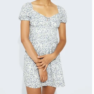 Klänning  - Säljer denna klänning från bikbok i st M passar mig som bär S. Säljer för 150kr + frakt. Prislapp finns kvar 💕