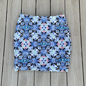 Topp/kjol  - Vi säljer denna kjolen med fint mönster. Går även att använda som topp! Inga skador och är som ny 💖