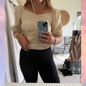 Skjorta - Somrig skjorta med puffärm och fin över bysten. Är stretchig, så bra passform. Använd fåtal gånger. Strl: S, men M funkar. OBS! Cirkapris på frakten, kostnad kan tillkomma. 