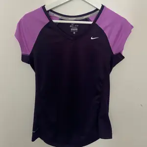 En lila Träningströja från Nike i strl. S. True to size. 