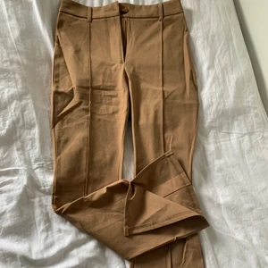 Kostymbyxor  - Två likadana kostymbyxor i olika färger, svart och beige. Helt oanvända. Köp en för 250, köp två för 350.