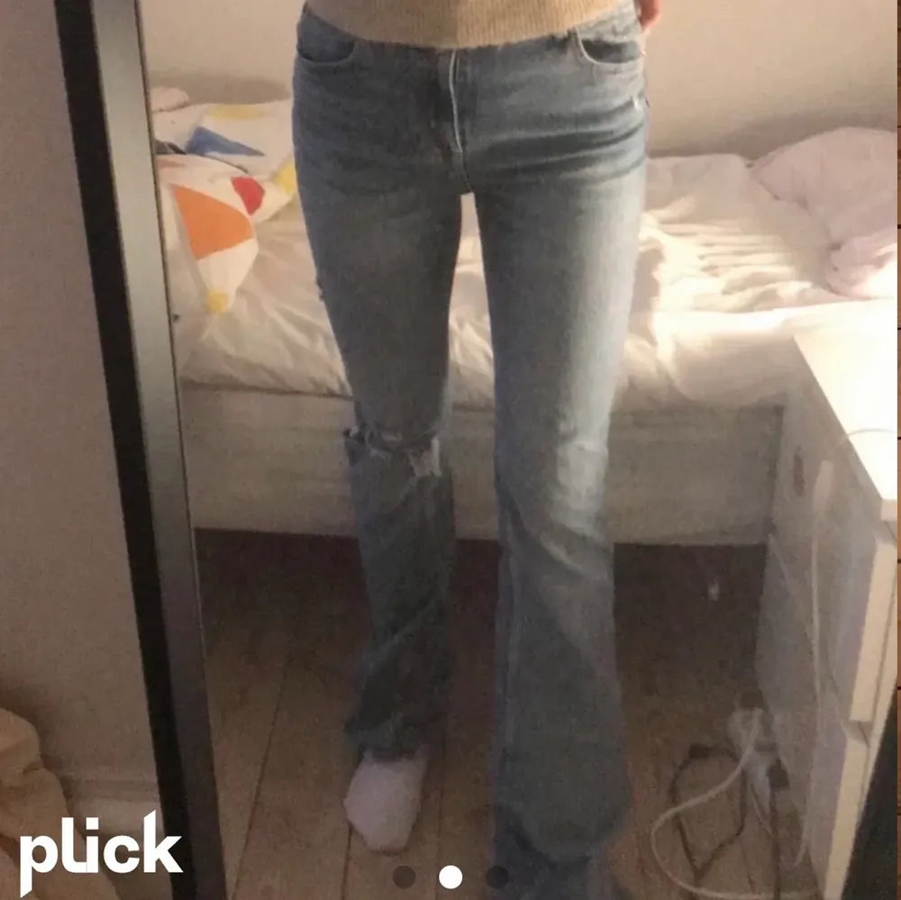 Säljer dessa zara jeans i storlek 36. Säljer då de inte är min stil längre. Mina bilder som jag tog för ett tag sen men kan inte ta nya då jag inte kommer hem förens om en vecka❤️ ej säker va frakten blir  . Jeans & Byxor.