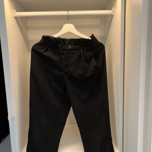 Lösa byxor  - Knappt använda byxor från even&odd