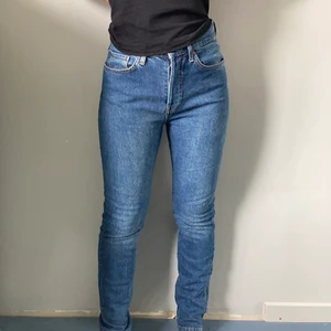 Twist&tango jeans i strl W27 L32 - Mörkblå jeans från twist&tango i strl W27 L32. Sitter lite pösigt och inte så stretschiga men lätta att få på och av. Normalt använda och i bra skick. Ca 3 år gamla. 