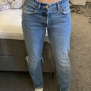 Zara mid rise  - Säljer mina trendiga slåtsålda zara mid rise jeans. Då dem inte kommer till användning. 🌸🌸