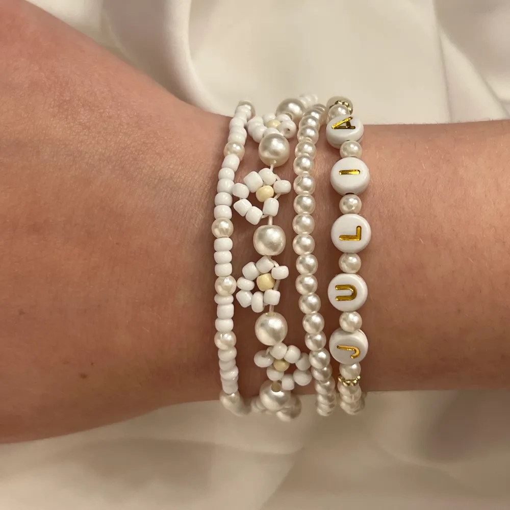 Gör egna sommarsmycken och säljer här samt på Instagram JULIDESIGN, gör i olika färger och utifrån ditt önskemål, skicka ett privat meddelande🐚💫 armband 59kr/st-69kr/st. Ringar 25kr/st - 35kr/st och halsband 99/st- 149kr/st . Asusteet.