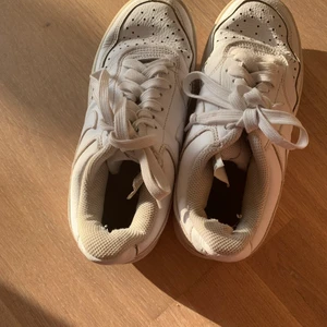 Nike skor  - Okej skick, några småskador (under framförallt) är köparen står för frakt 💕
