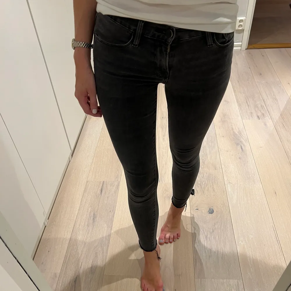 Supersköna jeans från Frame i storlek 24 men passar 25-26 med!🤍 Nypris va 2300 kr🖤 Liten slits på sidan av benen längst ner som gör jeansen lite roligare!. Jeans & Byxor.