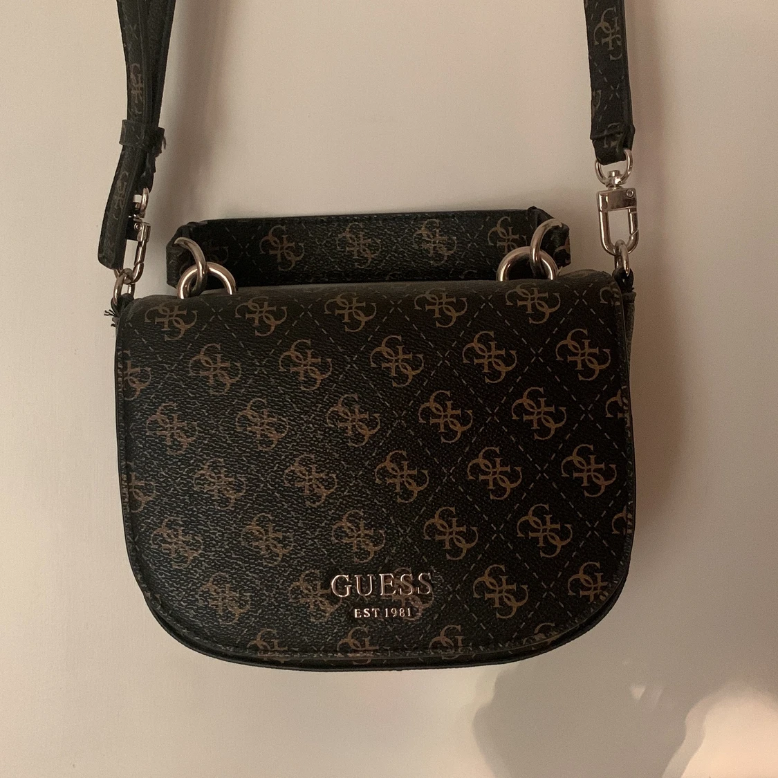 Guess axelväska