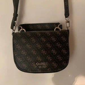 Guess axelväska - Brun Guess väska i 2000-tals stil. 