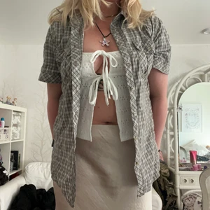 Skjorta  - En tshirt skjorta köpt här på plick, säkert storlek M/L men passar mig som oftast kör S/M i toppar. Betalning via swish, klicka ej på köp nu