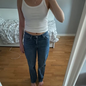 Jeans - Fina jeans från H&M i storlek 38. Bra längd på mig som är 175 cm🧡🧡🧡 