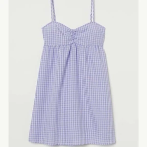 Lila klänning - Säljer min superfina och somriga H&M klänning💓Köpte på rean för typ 3 veckor sedan, inget fel på den, den var bara inte riktigt min stil och passform🫶🏼Orginalpris är 149kr, säljer för 50+frakt💓(fraktar)