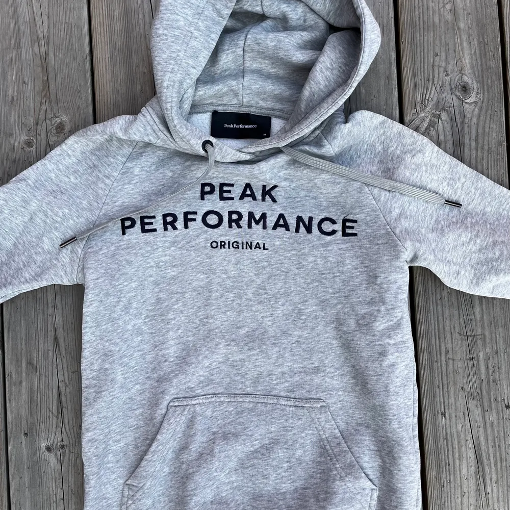 Fin peak performance hoodie i stl XS. . Hoodies.